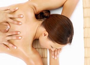 Centro de Estética Caravell mujer recibiendo masajes 