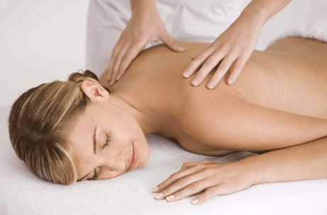 Centro de Estética Caravel mujer rubia recibiendo masajes 