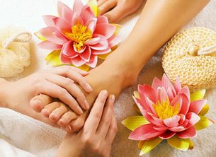 Centro de Estética Caravel mujer recibiendo masajes en los pies